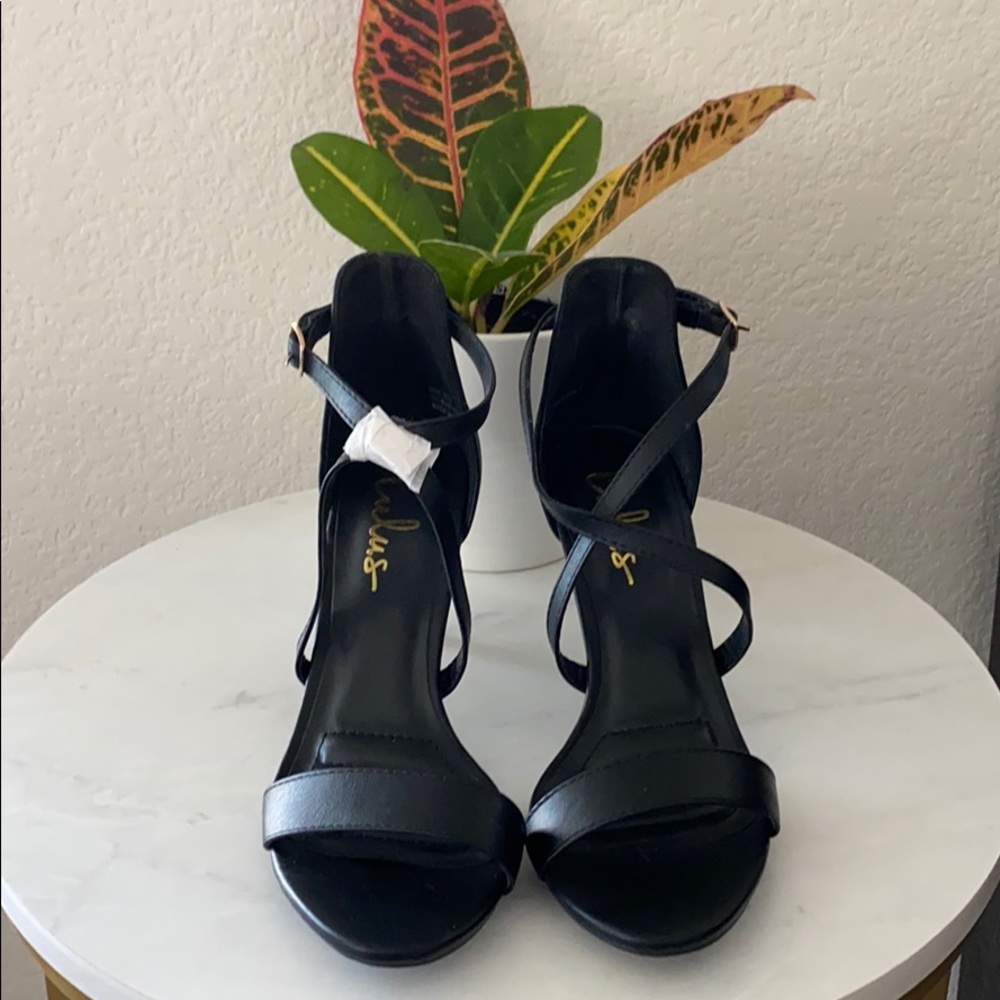 NWOT Lulu’s strappy sandals